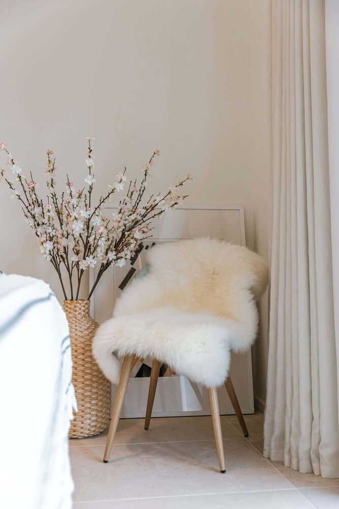 Charming Chic Stay With Garden Views Parking