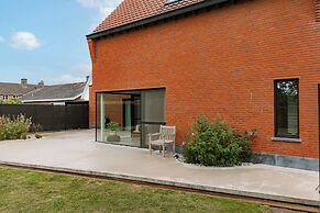 Charming Chic Stay With Garden Views Parking