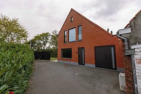 Charming Chic Stay With Garden Views Parking
