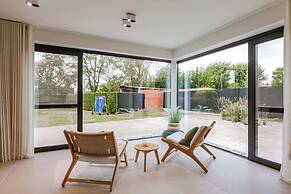 Charming Chic Stay With Garden Views Parking