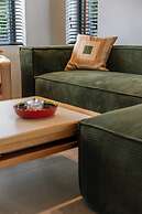 Charming Chic Stay With Garden Views Parking