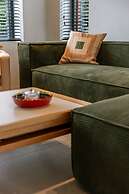 Charming Chic Stay With Garden Views Parking