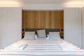 Charming Chic Stay With Garden Views Parking