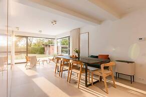Charming Chic Stay With Garden Views Parking
