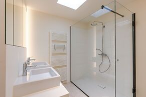 Charming Chic Stay With Garden Views Parking