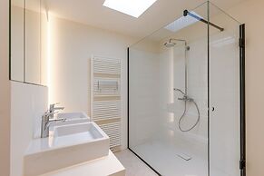Charming Chic Stay With Garden Views Parking