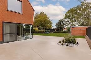 Charming Chic Stay With Garden Views Parking