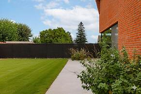 Charming Chic Stay With Garden Views Parking