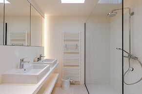 Charming Chic Stay With Garden Views Parking