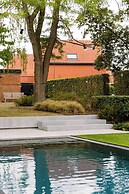 Charming Chic Stay With Garden Views Parking