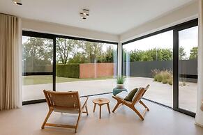 Charming Chic Stay With Garden Views Parking