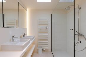 Charming Chic Stay With Garden Views Parking