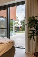Charming Chic Stay With Garden Views Parking