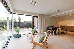 Charming Chic Stay With Garden Views Parking