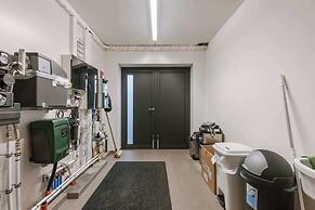 Charming Chic Stay With Garden Views Parking