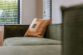 Charming Chic Stay With Garden Views Parking