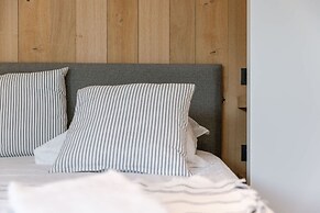 Charming Chic Stay With Garden Views Parking