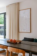 Charming Chic Stay With Garden Views Parking