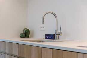 Charming Chic Stay With Garden Views Parking