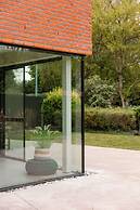 Charming Chic Stay With Garden Views Parking