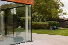 Charming Chic Stay With Garden Views Parking