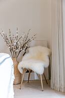 Charming Chic Stay With Garden Views Parking