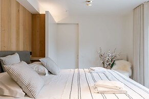 Charming Chic Stay With Garden Views Parking