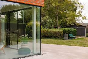 Charming Chic Stay With Garden Views Parking