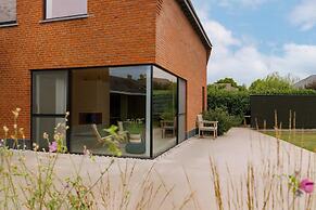 Charming Chic Stay With Garden Views Parking