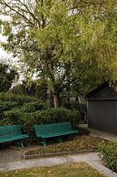 Charming Chic Stay With Garden Views Parking