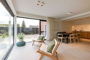 Charming Chic Stay With Garden Views Parking