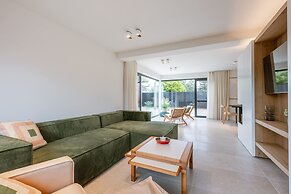 Charming Chic Stay With Garden Views Parking