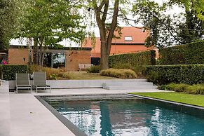 Charming Chic Stay With Garden Views Parking