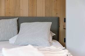 Charming Chic Stay With Garden Views Parking