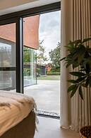 Charming Chic Stay With Garden Views Parking