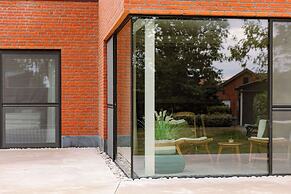 Charming Chic Stay With Garden Views Parking