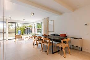 Charming Chic Stay With Garden Views Parking