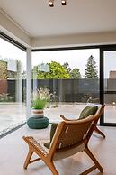 Charming Chic Stay With Garden Views Parking
