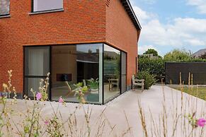 Charming Chic Stay With Garden Views Parking