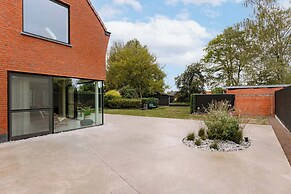 Charming Chic Stay With Garden Views Parking
