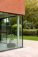 Charming Chic Stay With Garden Views Parking