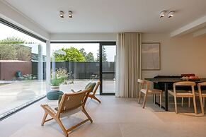 Charming Chic Stay With Garden Views Parking