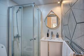 Agrius - Elegant Studio & Balcony in Batroun
