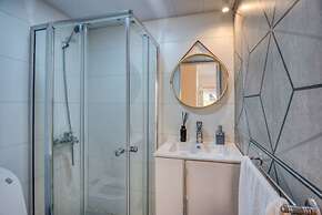Agrius - Elegant Studio & Balcony in Batroun