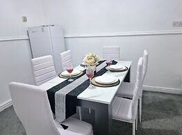 2-bed - Sleeps 6 - Free Parking