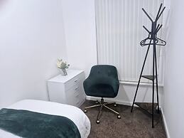 2-bed - Sleeps 6 - Free Parking