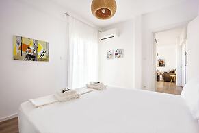 Cozy 2BR Near Metro Acropolis View