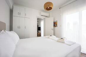 Cozy 2BR Near Metro Acropolis View