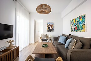 Cozy 2BR Near Metro Acropolis View