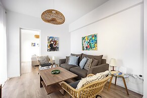 Cozy 2BR Near Metro Acropolis View